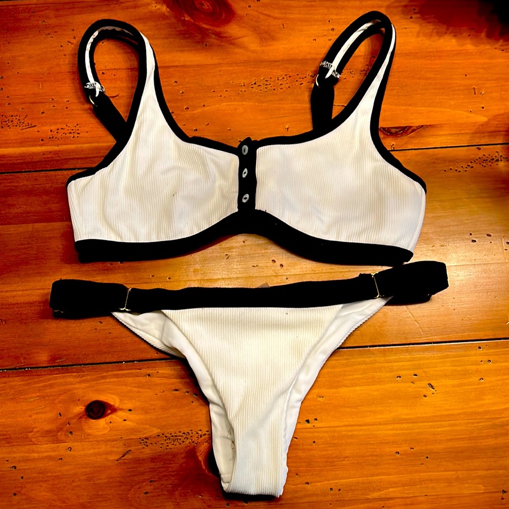 Beach Bunny two piece bikini never worn - top size small bottom xs